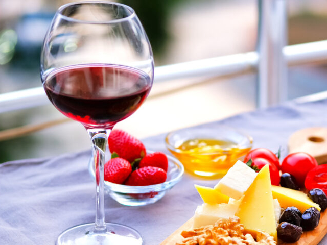 apero – toulouse – produits – locaux – artisanaux – haut – gamme – selection – terroir – restaurant – experience – culinaire – planche – gastronomie – bar – vin – circuits – courts – degustation – specialites – convivialite – accords – fermiers