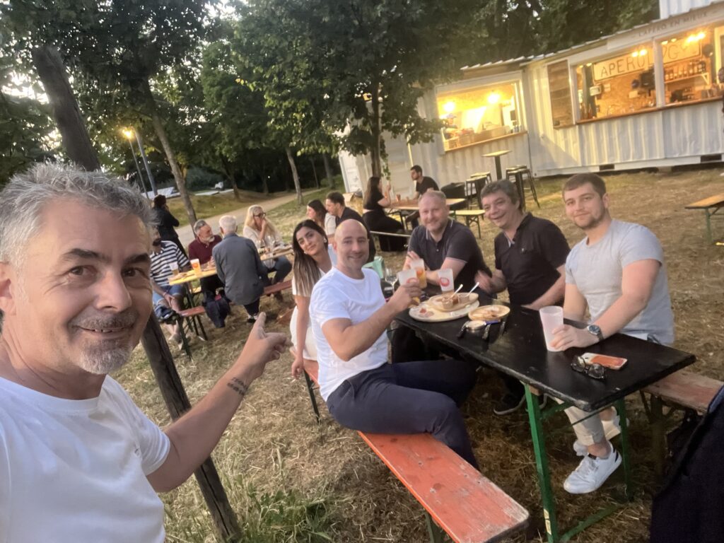 apero – toulouse – produits – locaux – artisanaux – haut – gamme – selection – terroir – restaurant – experience – culinaire – planche – gastronomie – bar – vin – circuits – courts – degustation – specialites – convivialite – accords – fermiers